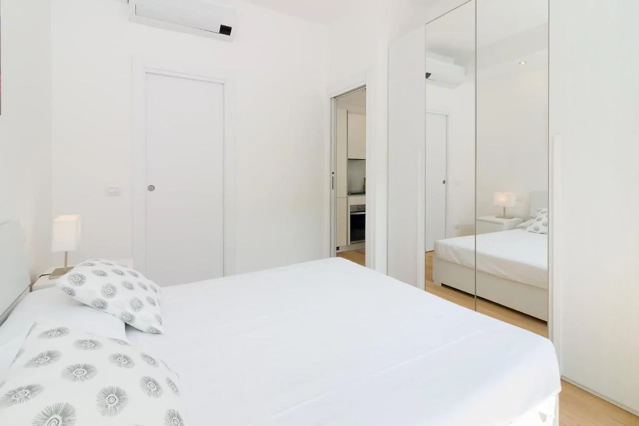 Bright Terrace In Milano Daire İtalya